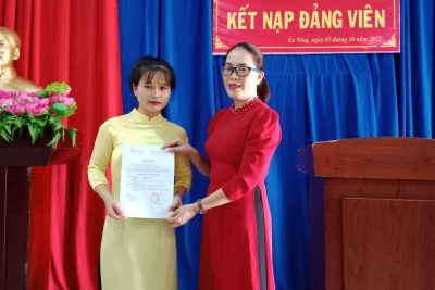 Kết nạp đảng viên cho 2 đồng chí: Nguyễn Thị Anh Thư và Phạm Thị Hải Yến